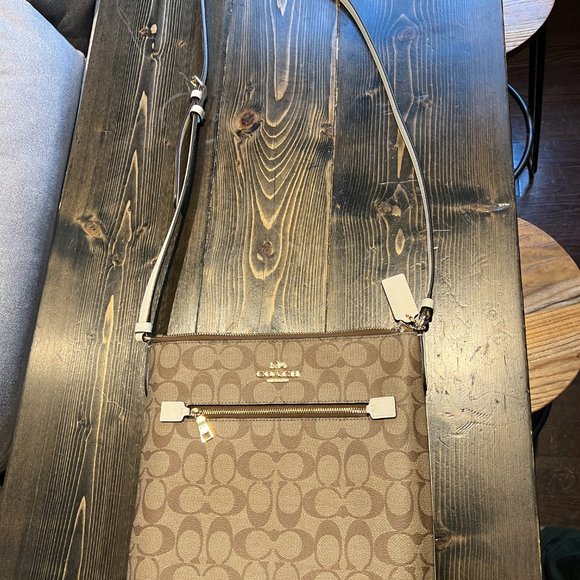 Coach Purse - Rowan File Bag In Signature Canvas - Like NEW! - Picture 3 of 9